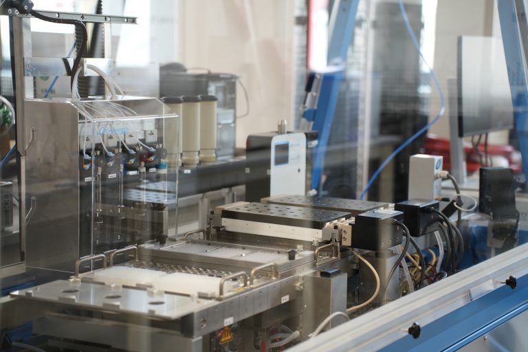 Automated laboratory equipment used for materials research at HIPOLE Jena