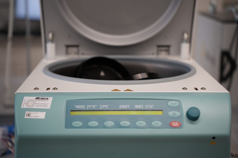 Dual centrifuge used for sample preparation at HIPOLE Jena laboratory