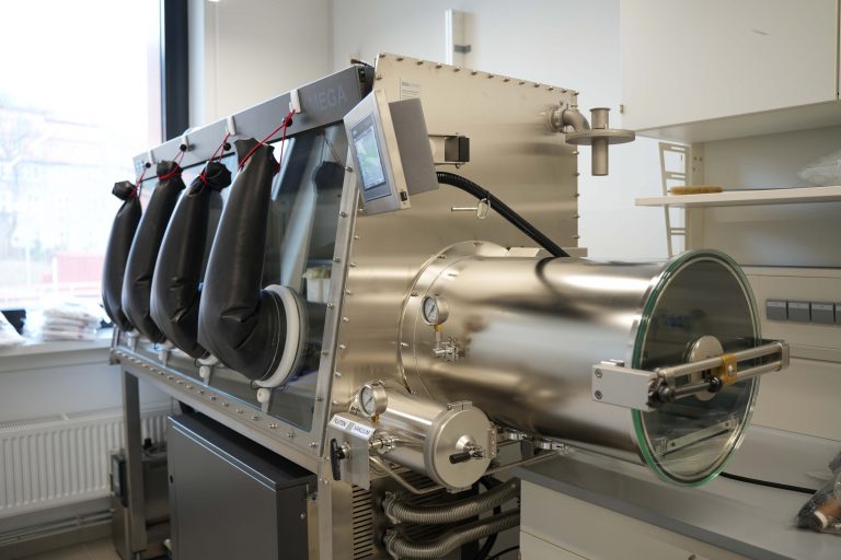 Glovebox system for handling air-sensitive materials at HIPOLE Jena laboratory