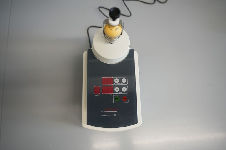 Mini ball mill used for material grinding at HIPOLE Jena laboratory