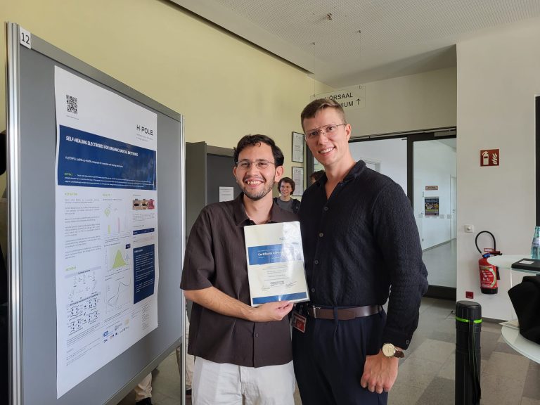 Von selbstheilenden Batterien bis zur Postersession: Unser Sommerstudent Amin Manafi